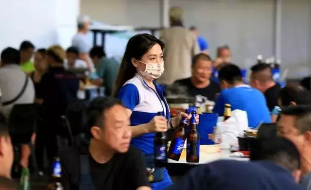 泰国美女街头无“罩”半裸卖煎饼！新加坡也出现过