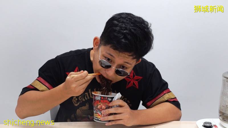 實拍!疫情期間自虐!在新加坡挑戰全球第一辣的泡面!