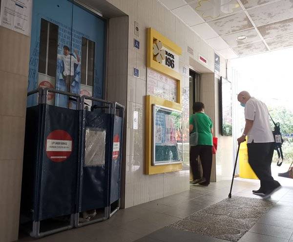 困升降机恐心脏病发 儿背老父回19楼住家