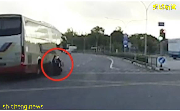 遭巴士拖行约10米 骑士关键时刻“弹开”保命