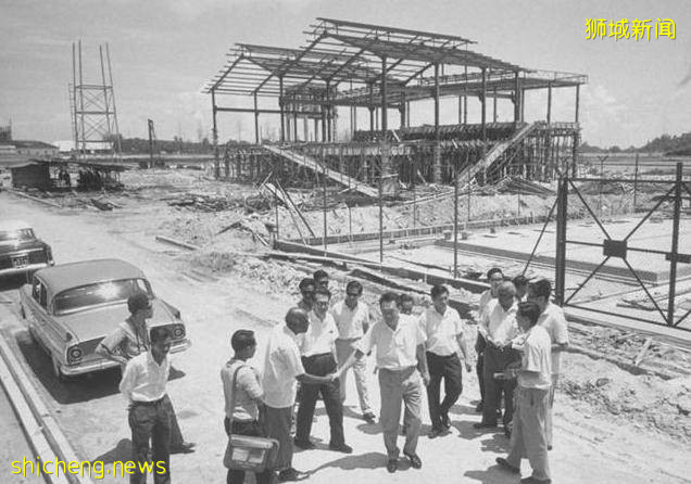 新加坡国民70%是华人，为何废除汉语？李光耀：除非华人将我打倒