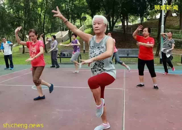 新加坡人靠啥养老：自己养自己，70岁也得端盘打工