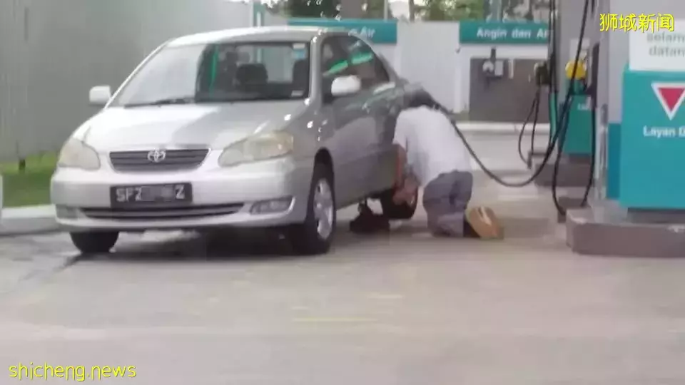 馬來西亞前總理：新加坡人駕車來加滿一箱油，我們損失很多錢