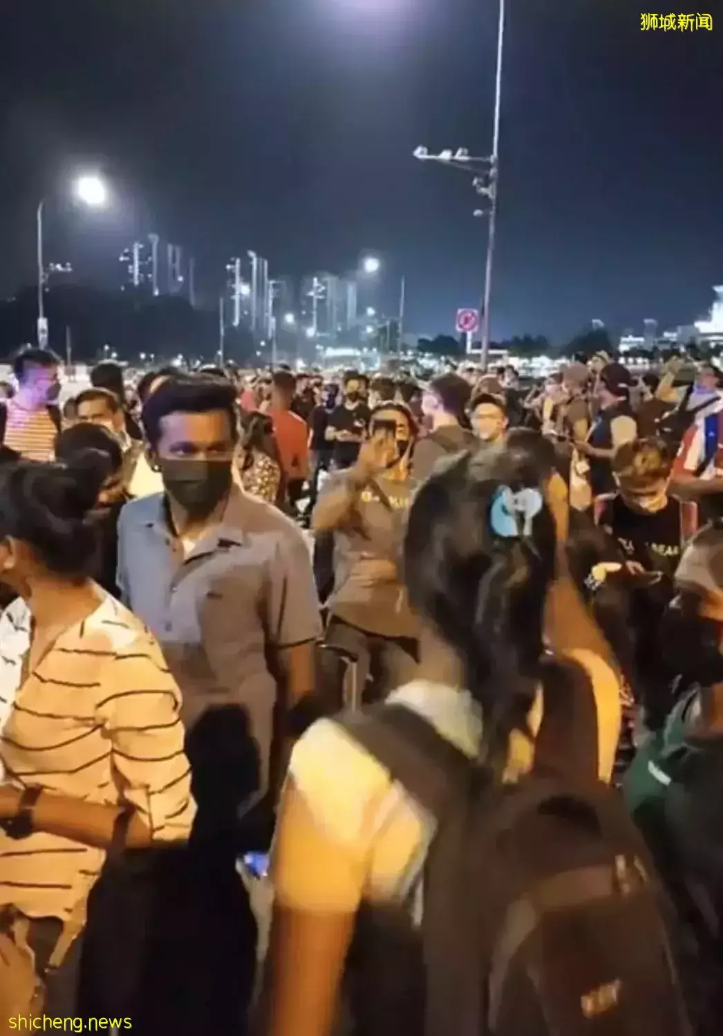 10000人!实拍新马通关历史一刻:长堤狂奔、百米人龙、深夜欢呼