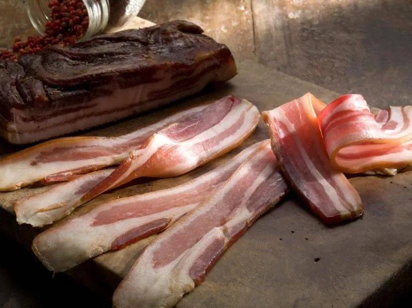 惊！新加坡组屋走廊挂满了猪耳朵、猪大肠和腊肠