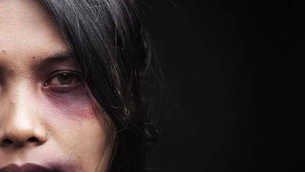 求欢不成,暴打女友!新加坡这个惯性家暴男竟是医生