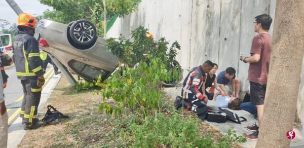 疑踩错油门 宝马冲撞铁栏 直坠10米