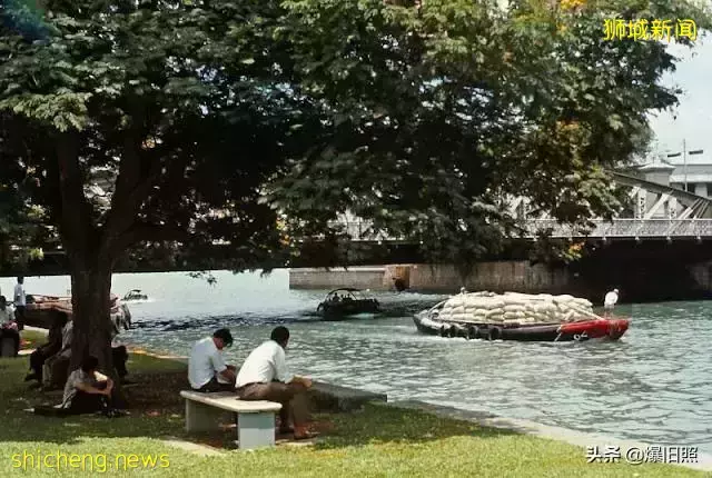 45 張照片,捕捉 1971 年新加坡的街景,來尋找中華文化的痕迹吧