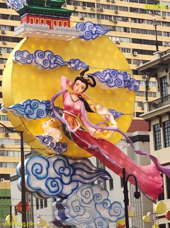 昨晚,新加坡牛车水中秋亮灯!“嫦娥好看得像整过容……”