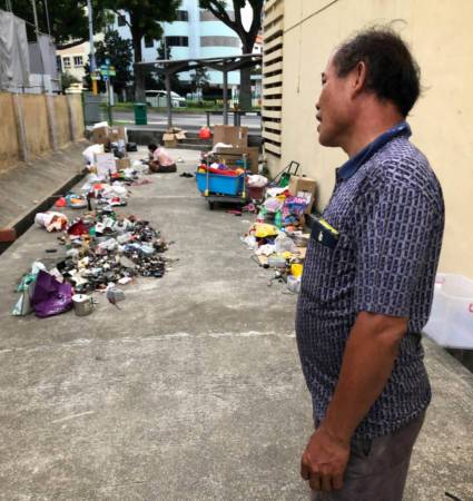 拾荒夫妇霸占巴士站 堆积回收物就地分类