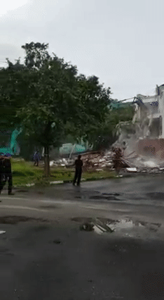 實拍！房屋被毀、老婦被強硬拖走，巴淡島住戶向新加坡求助