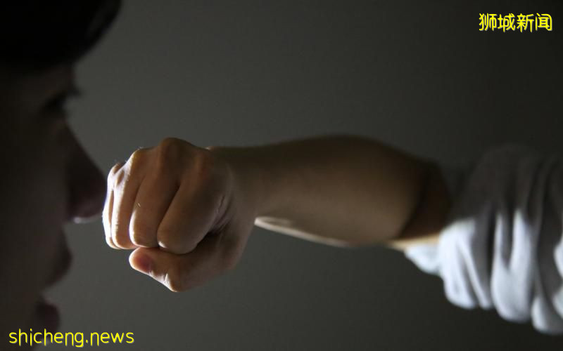 见老板锁喉制伏顾客 搬运工“补”拳监10周