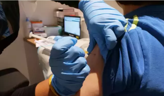 奧密克戎持續推高新加坡病例、部長堅持與“病毒共存”、首談“兩大毒株”誰更毒