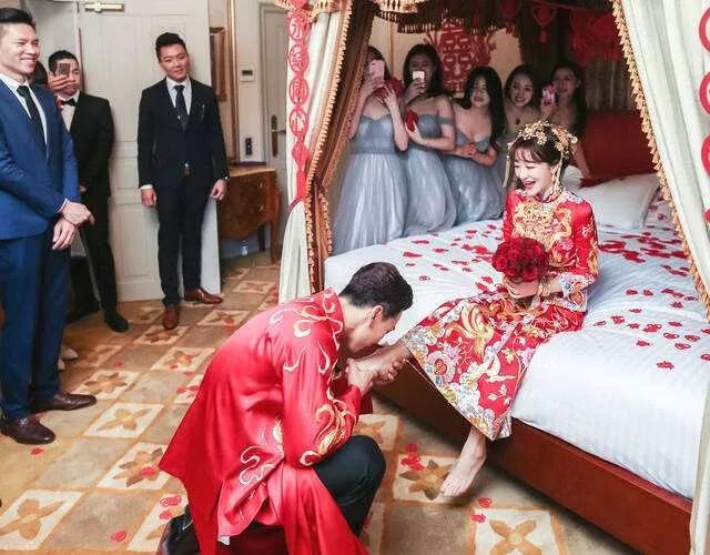 新加坡一线男星回国糊成18线,娶大六岁女演员,将其当作女儿宠