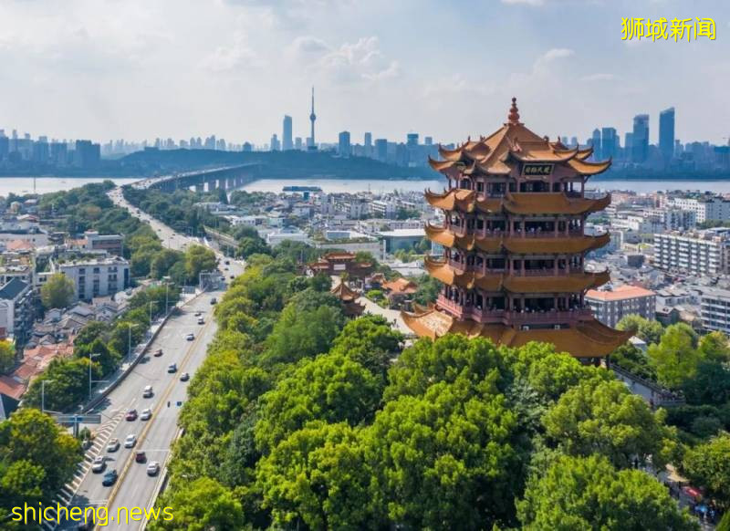 武汉3000人超级派对让世界羡慕!新加坡网友炸了:让美国好好看看