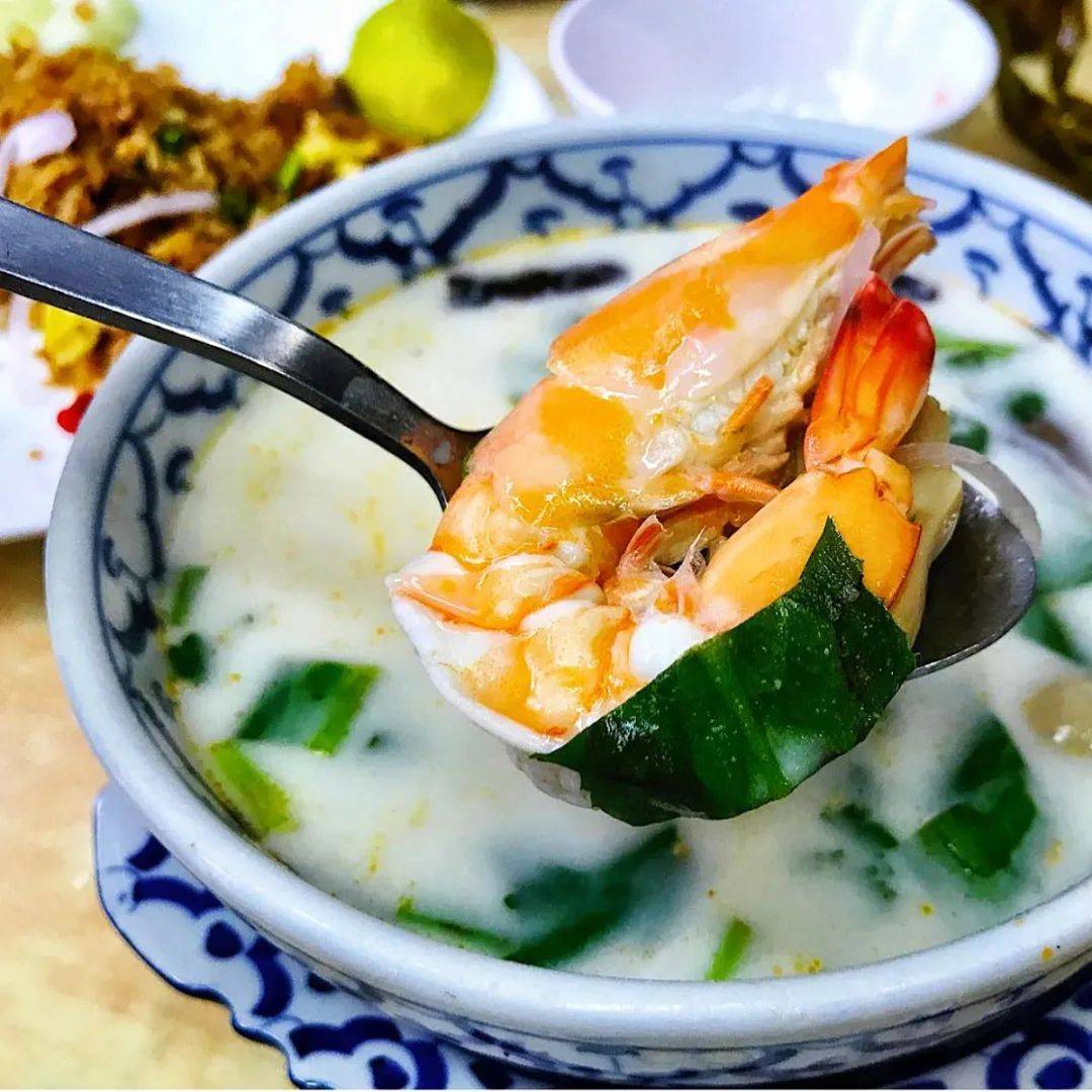 狮城的雨季来一口热辣暖胃的“冬阴功汤”，整个人仿佛回到泰国