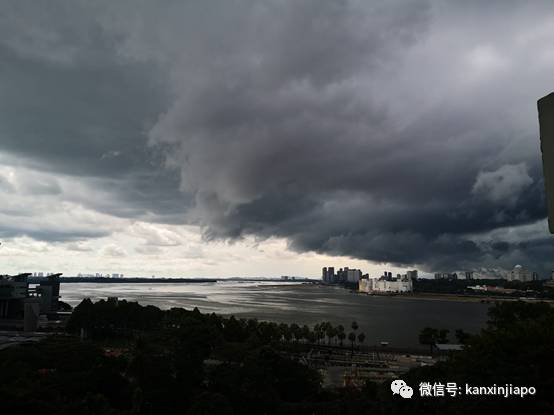 周末连两天狂风暴雨，“闪电之都”新加坡实至名归