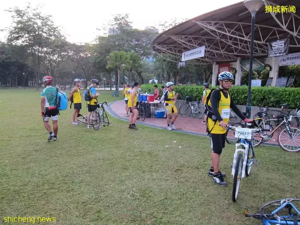 超级奶爸!带着2岁女儿骑行17小时166公里,环游新加坡