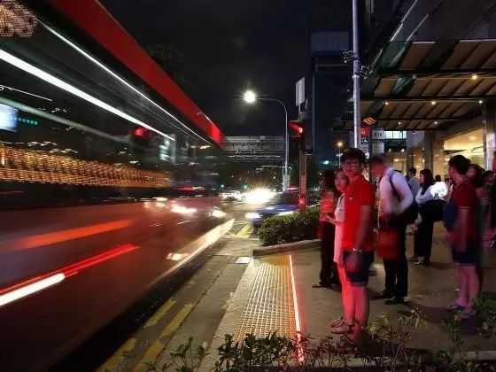 狮城新景：地面装LED"红绿灯带"，有利交通安全？