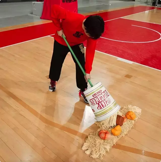 发明实在太强，原来真的有这款巨大日清杯面拖把