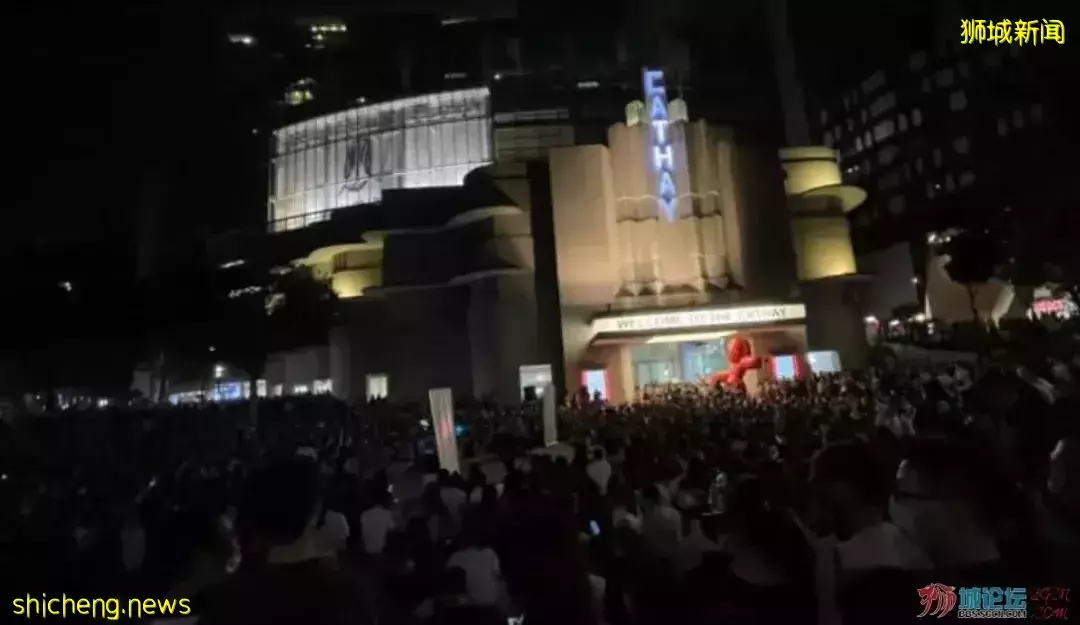 昨天，星期五，有多少人席地而坐去聽“新加坡好聲音”