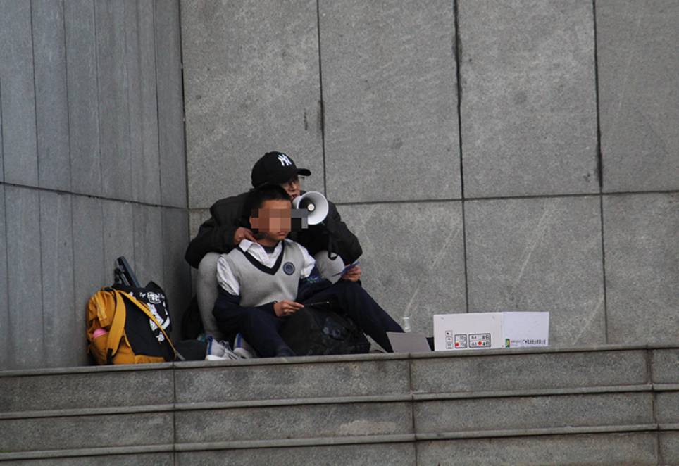 警察下跪震驚全網,實拍昆明人質劫持案有多驚心動魄!新加坡的警察也曾這樣做