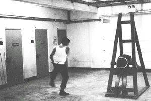 实拍!印尼19岁男子被当街鞭刑146下!打得比新加坡还狠