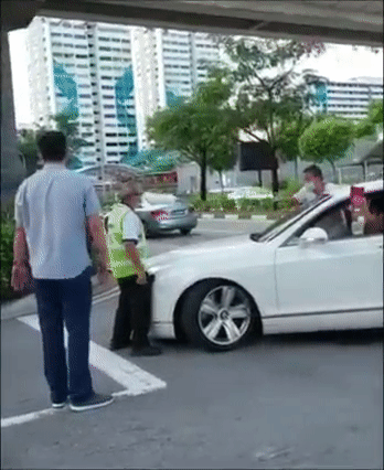对话曝光!新加坡“宾利男”开车冲撞学校保安,被全岛痛骂