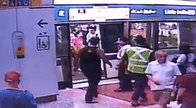 新加坡妹纸“螃蟹步”追地铁摔了屁股蹲,网友:不这样和2020年说再见