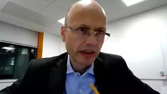 公然違規!新加坡克拉碼頭百人狂歡跨年: 不戴口罩、貼面跳舞!或導致超級傳播