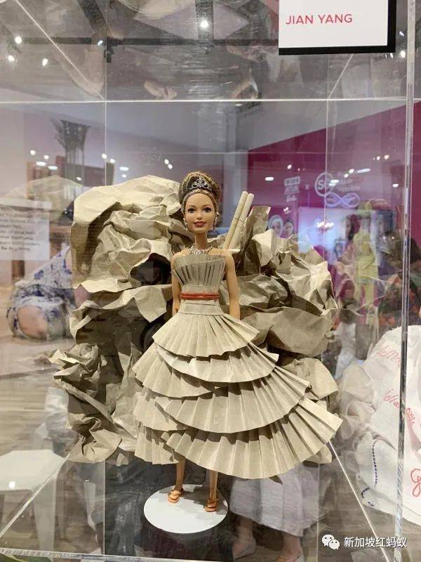 新加坡狂熱收藏家把組屋打造成迷你“迪士尼”，門裏門外兩個世界