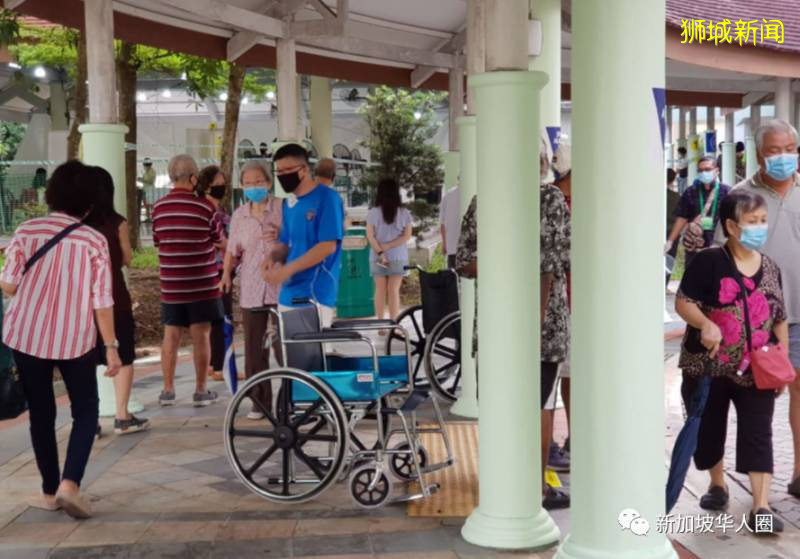 新加坡大選全島投票站大排長龍！投下手中神聖的一票！李顯龍總理也不例外