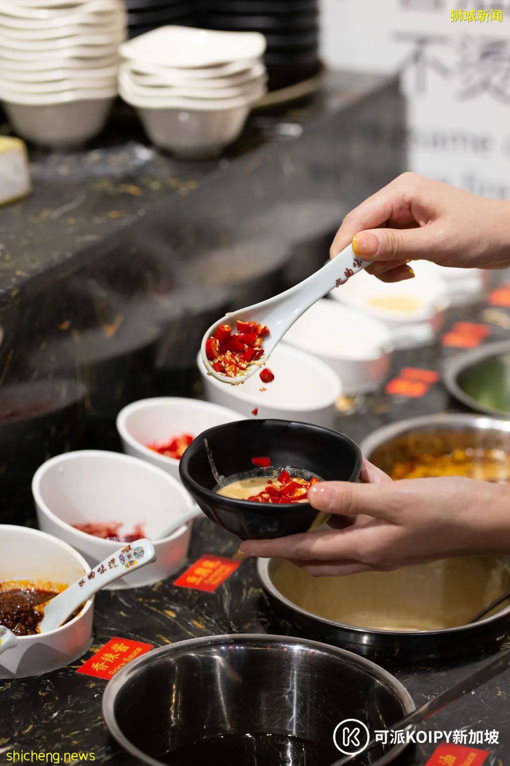 小木凳自助火锅新店开业两人同行一人免单，还送菜