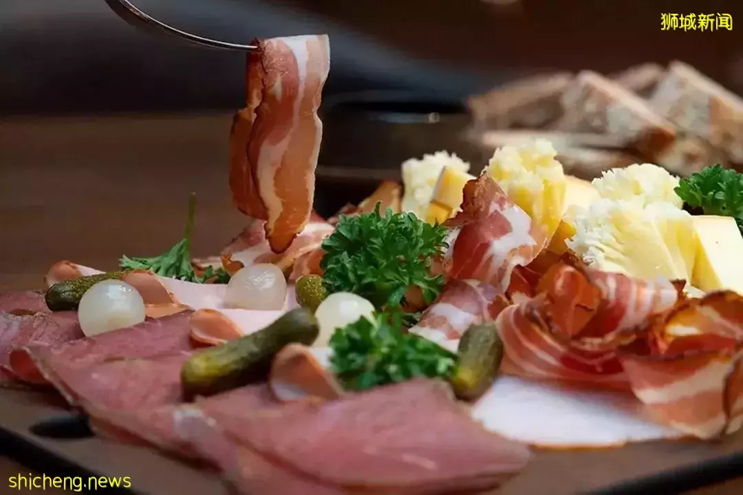 新加坡也能吃到会拉丝的瑞士芝士火锅啦!配上红酒和火腿,超满足