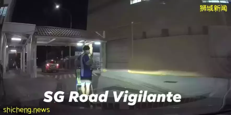 男子推车走路中间 汽车紧跟其后引不满 双方各执一词 