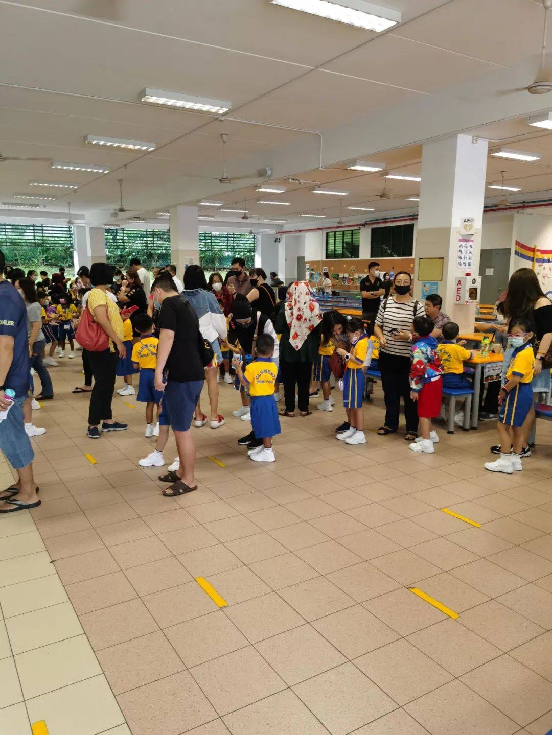 实拍!新加坡小学开学首日,疫情之下家长紧张疯了