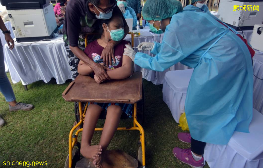 新加坡一波紧急新政来袭!继续放宽边境、发补贴、居家学习