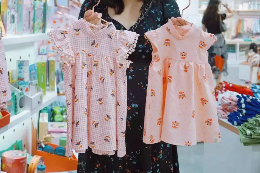 我们挖到了新加坡宝藏童装品牌,新年亲子装穿出了明星的感觉