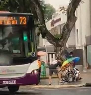 热心男交通灯前停车·冒雨推坐轮椅长者过马路