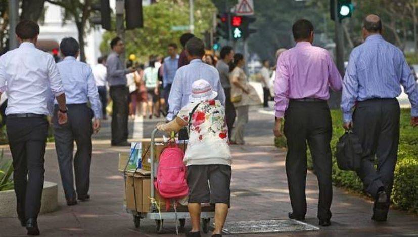 新加坡爲什麽這麽多老年人在街頭賣紙巾？每個月賣多少錢才能養活自己