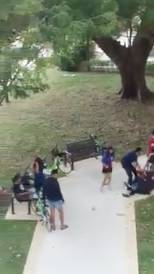 9名青年组屋楼下打群架，现场混乱！警察都拦不住