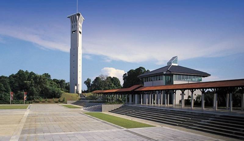 他 ,已婚,新加坡军人,竟埋伏在小学门口干坏事…坐牢7年+鞭刑