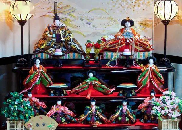 儿童节花样百出!新加坡给大人放假、西班牙糖果游行、巴西要挨针、英国“打”老师