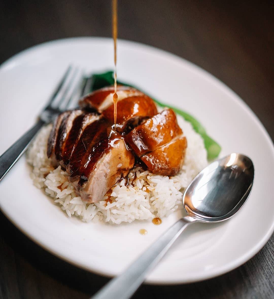 幸福的“港”覺😋 排長龍的“So Good茶餐廳”每日都有特價套餐！酥到掉渣的菠蘿油、奶油脆豬來啰🤤