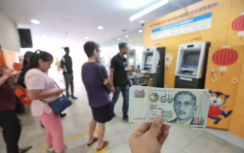 上网预约今天开始 料换新钞需求大银行采额外措施应对