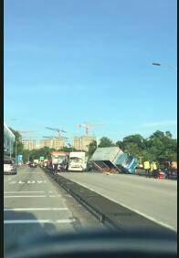 新加坡发生恐怖车祸,两辆重型罗厘相撞、交通瞬间瘫痪