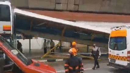 實拍新加坡巴士撞進德士站!頂棚倒塌、多人受傷,部長到場