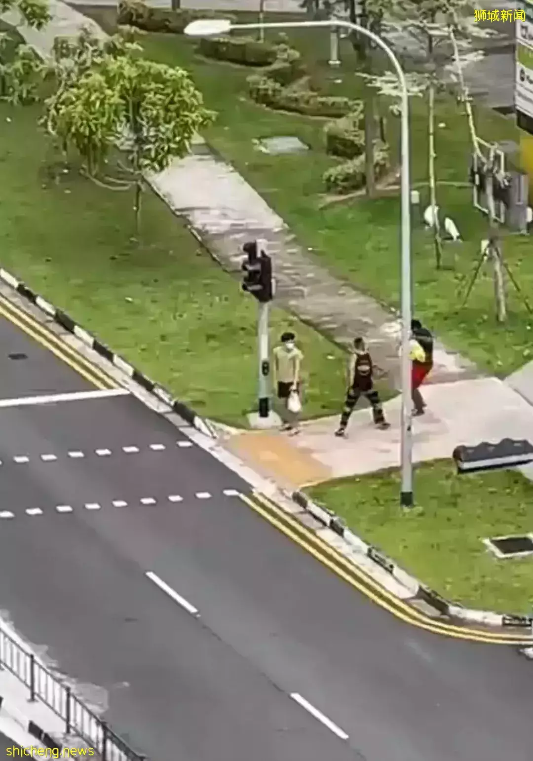 光天化日，新加坡一男子馬路上揮劍砍車砍人,警方已將男子逮捕