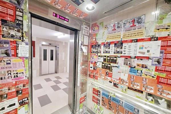 商家有布告栏不用 电梯贴满广告