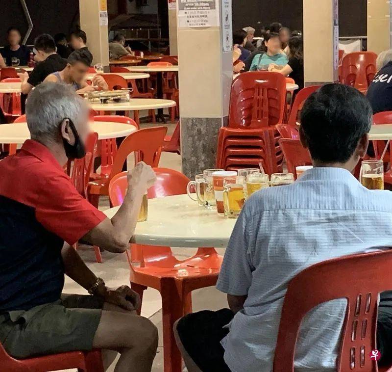 酒客申诉：啤酒妹不找钱 疑变相收小费